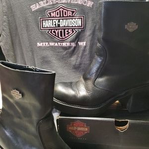 HD womens boots 7.5 black & Grey Tshirt bundle